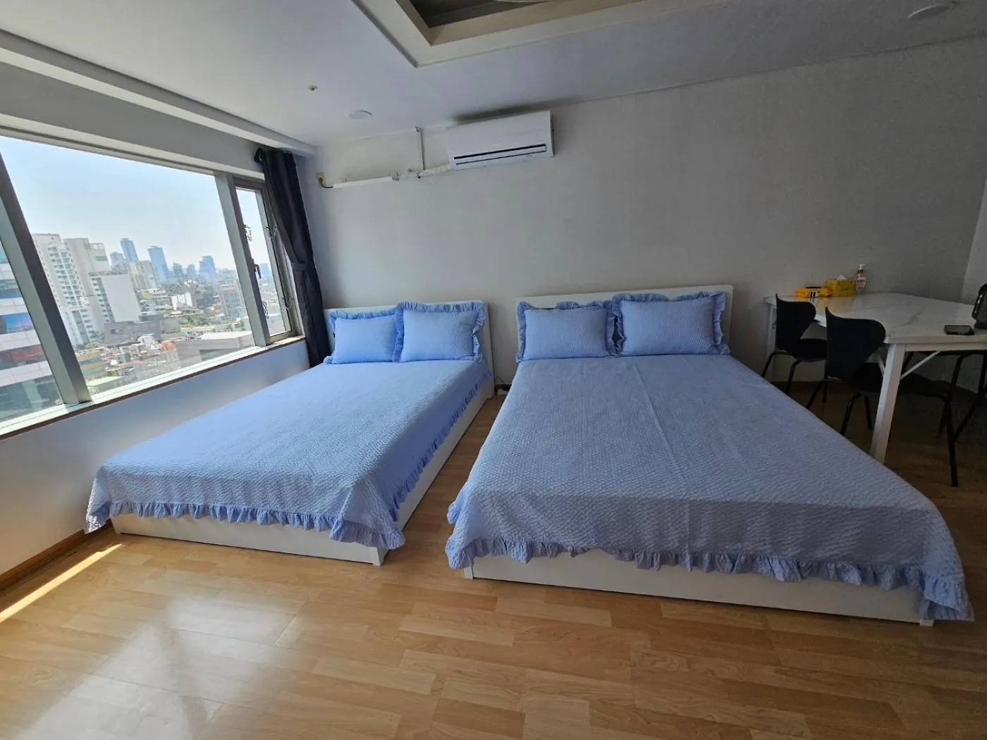 Contatti di Hongdae Guesthouse5 - 1Min From Hongik Uni Station Exit #1