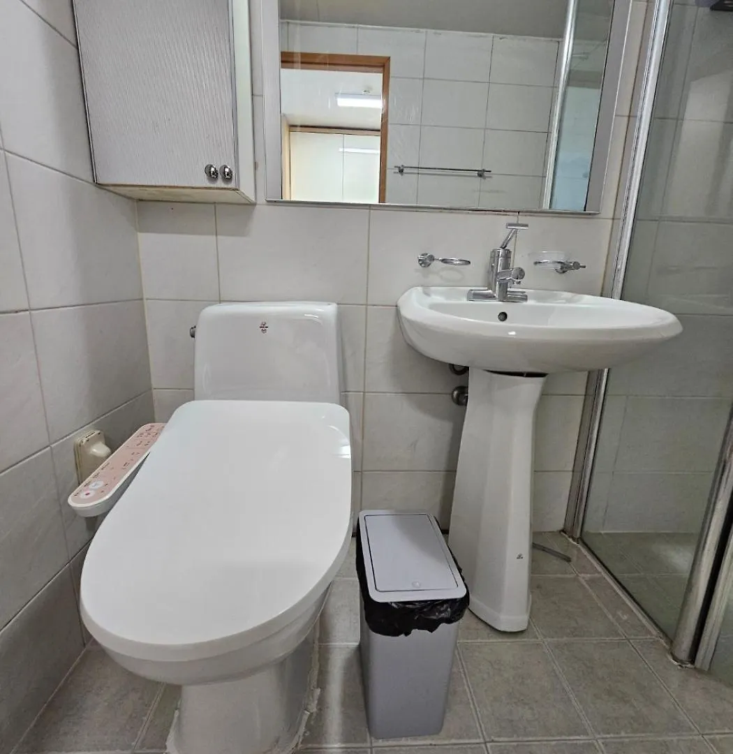 Hongdae Guesthouse5 - 1Min From Hongik Uni Station Exit #1 Seoul Südkorea
